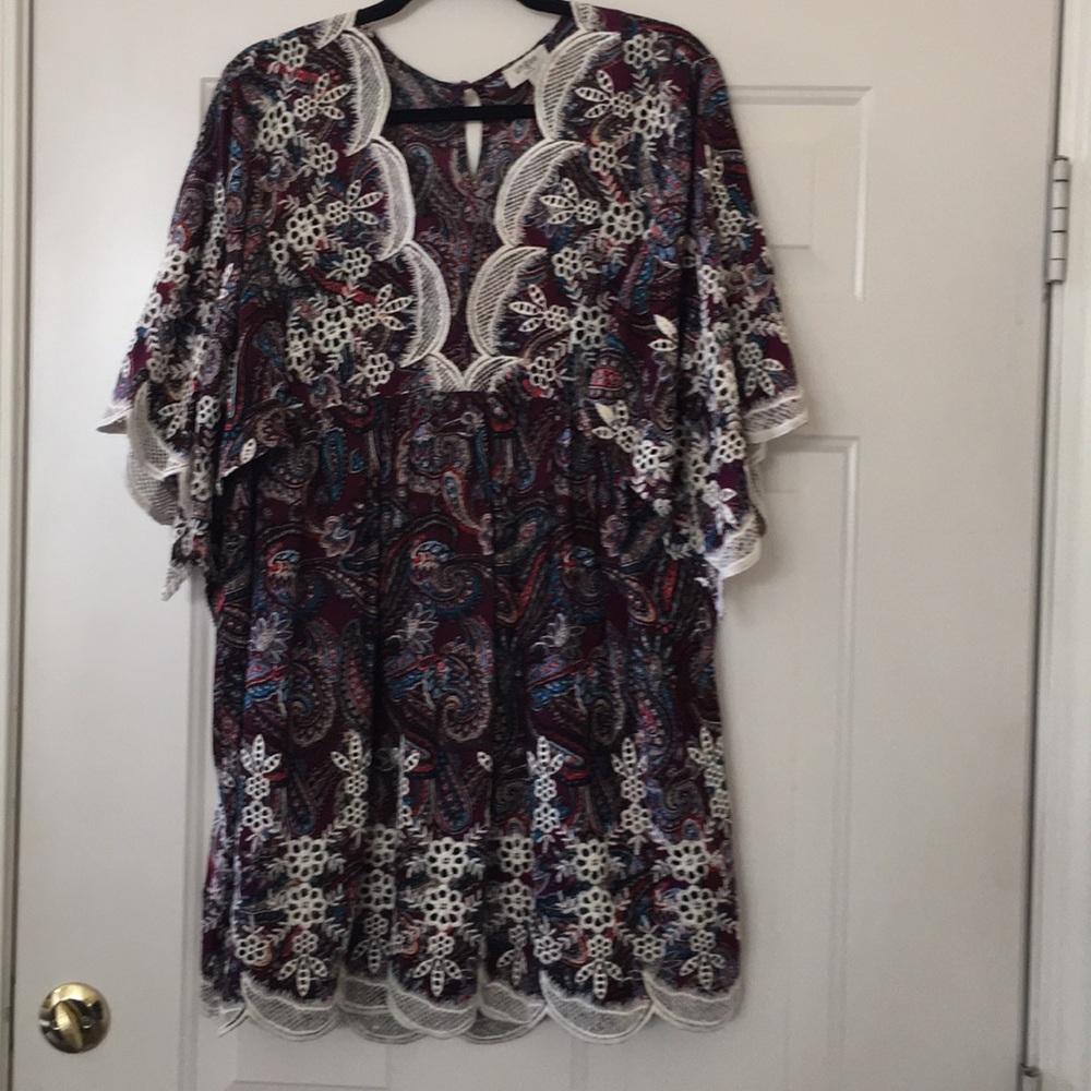 Adorable paisley print blouse.